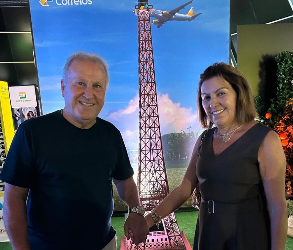 Zico ao lado da sua mulher, Sandra, posando em frente a uma réplica em miniatura da Torre Eiffel — Foto: Reprodução/Redes Sociais