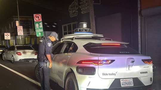 Táxi autônomo da Waymo faz retorno proibido e deixa polícia sem saber como multar - Veículo utiliza 20 sensores espalhados pelo carro para identificar cada objeto em distância de até 500 metros, mas falhou ao fazer um retorno em local proibido.