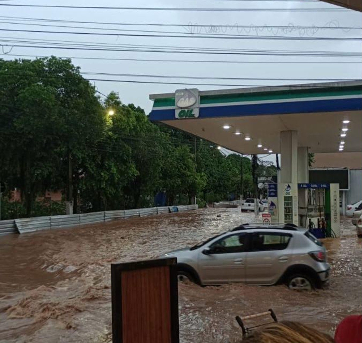 Enxurrada provoca interdições, quedas de árvores e arrasta objetos em Rio Bonito; oito famílias estão desalojadas