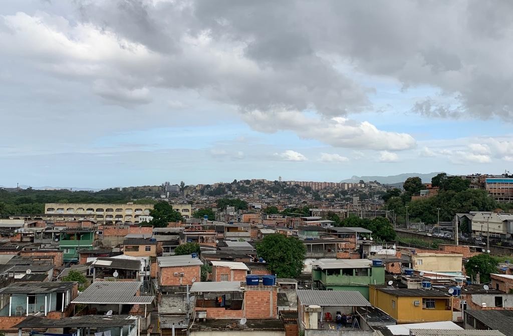 Idosa morre baleada dentro de padaria durante tiroteio em Vigário Geral