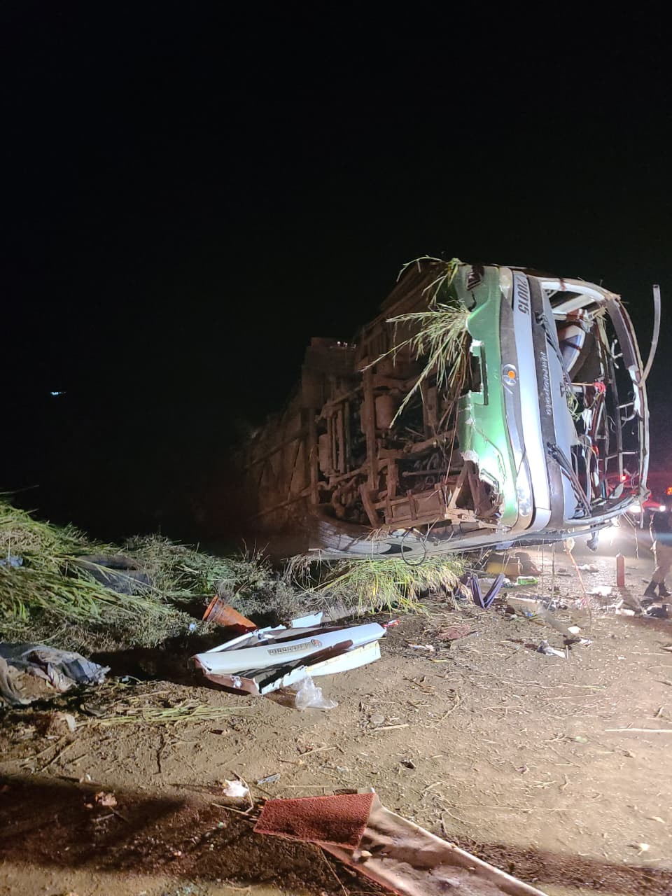 Acidente de ônibus deixa uma pessoa morta e dezenas de feridos em Diamantina