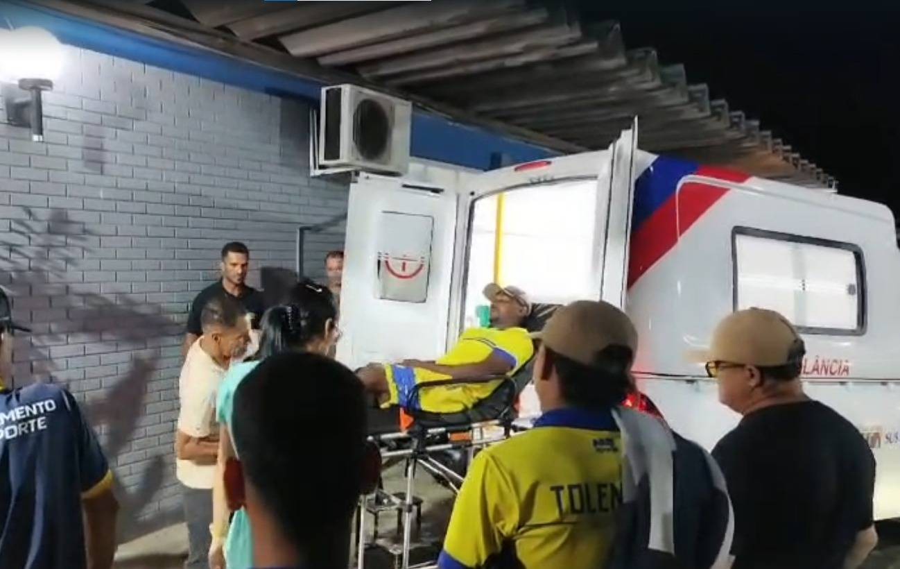 Jogador de futebol é picado por cobra após descer de ônibus para urinar em acostamento de estrada