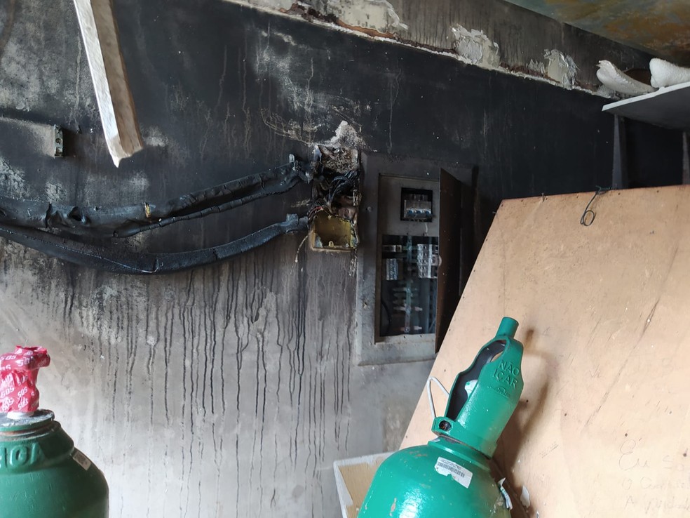 Imagem mostra quadro de energia ao lado de cilindros de oxigênios, o que causou preocupação nos Bombeiros — Foto: CRM-PB