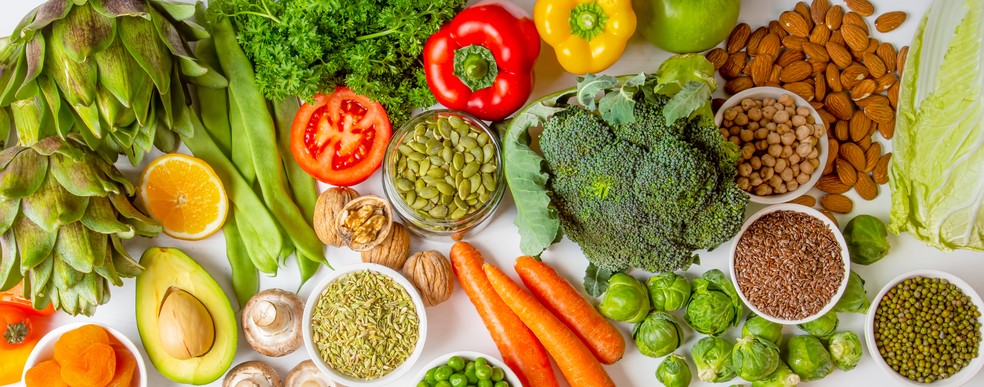 Saladas, legumes, frutas e sopa so de mais fcil digesto e mais naturais para o organismo  Foto: Adobe Stock