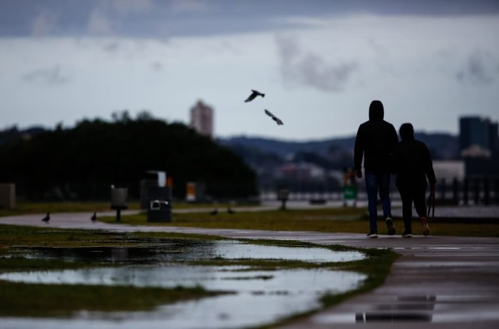 Frente fria provoca chuva e queda de temperatura no RS nesta terça-feira