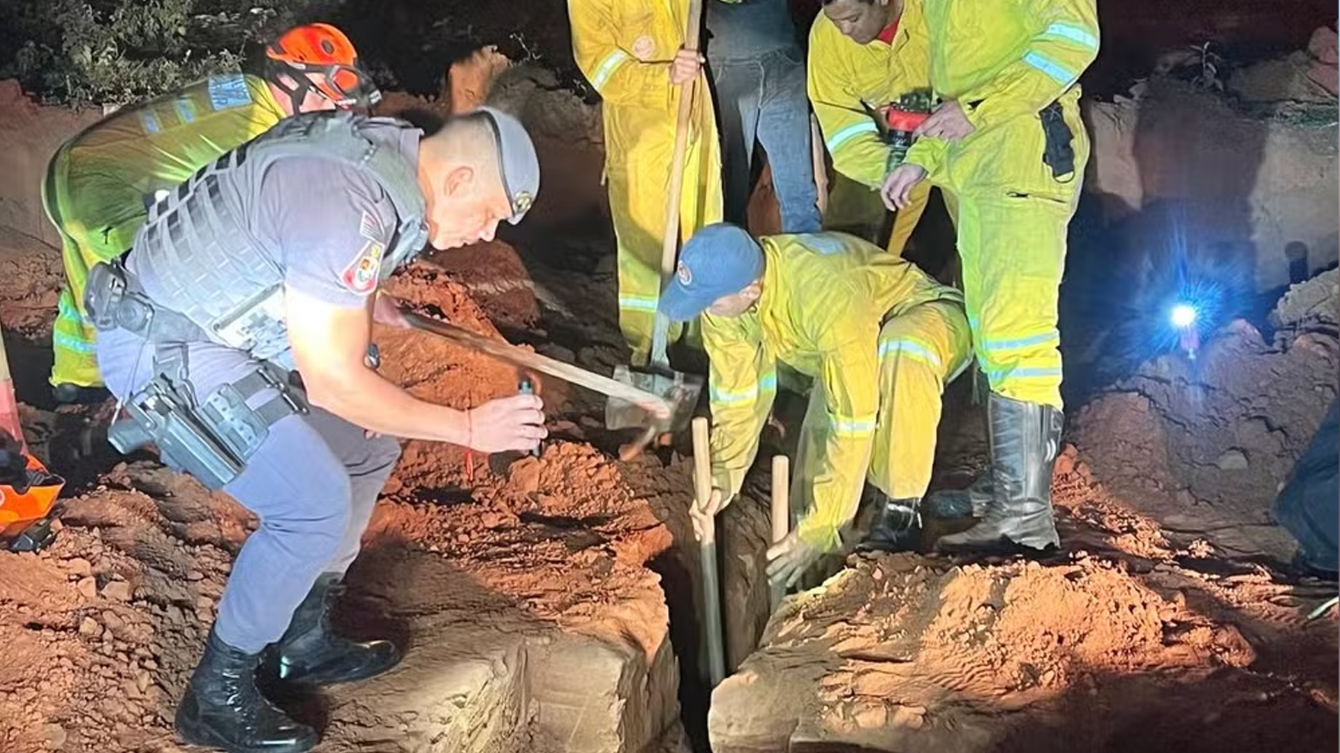 Menina de 6 anos cai em buraco de obra sem sinalização e é resgatada com retroescavadeira em Guaiçara
