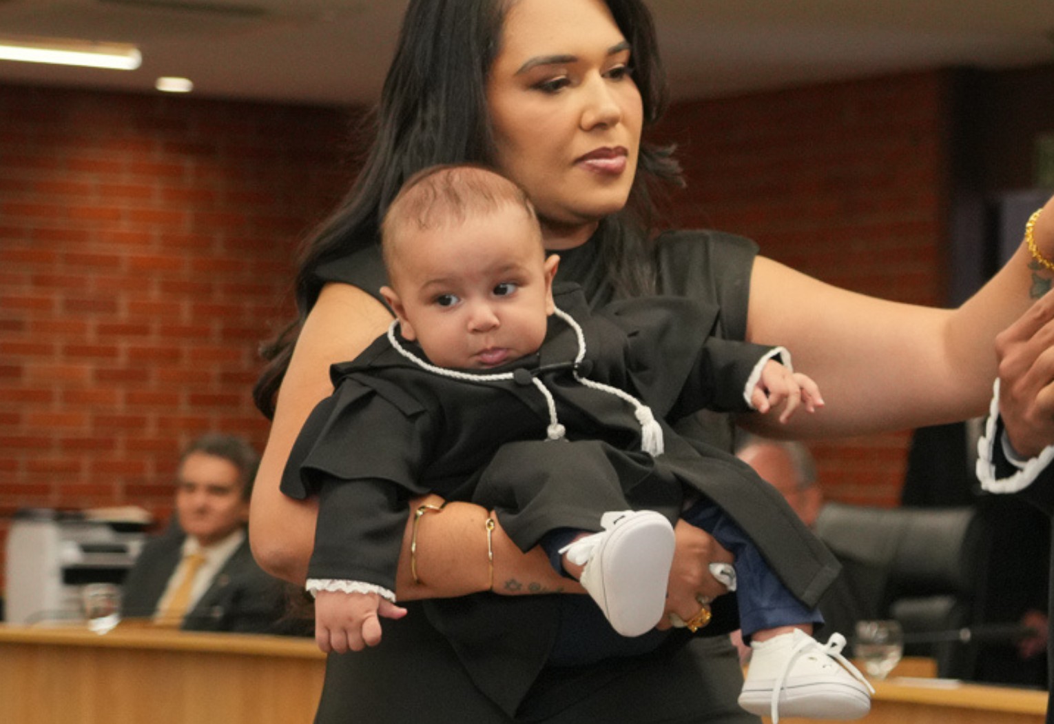 Bebê de minitoga faz sucesso durante posse de novos juízes no Tocantins