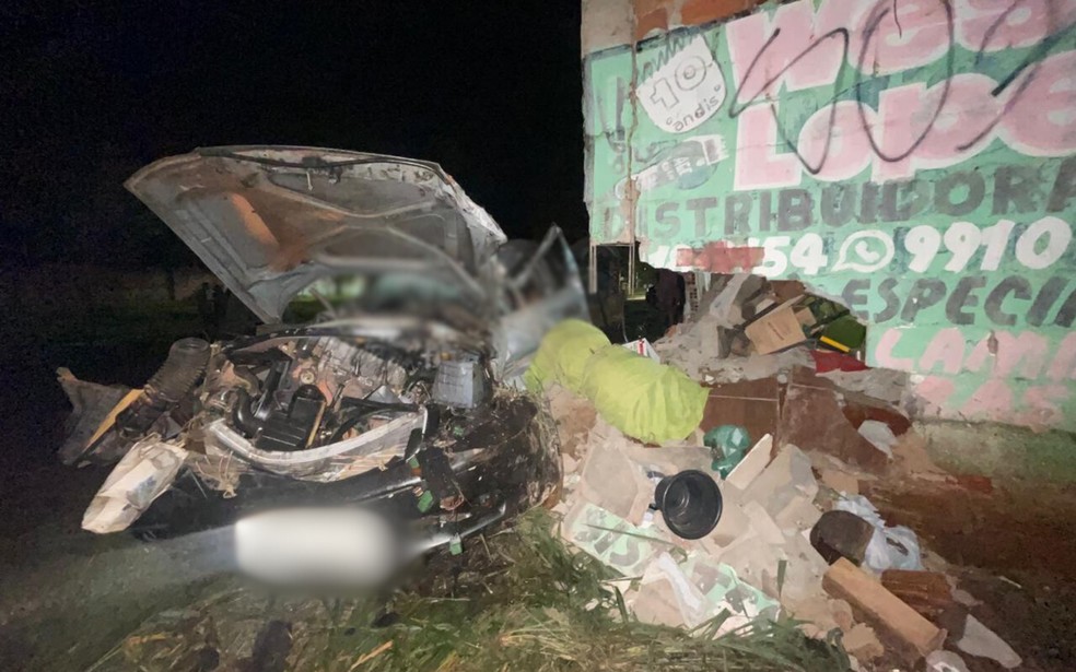 Motorista perde o controle do carro, capota na pista e atinge o muro de uma casa, em Goiânia — Foto: Divulgação/Polícia Civil