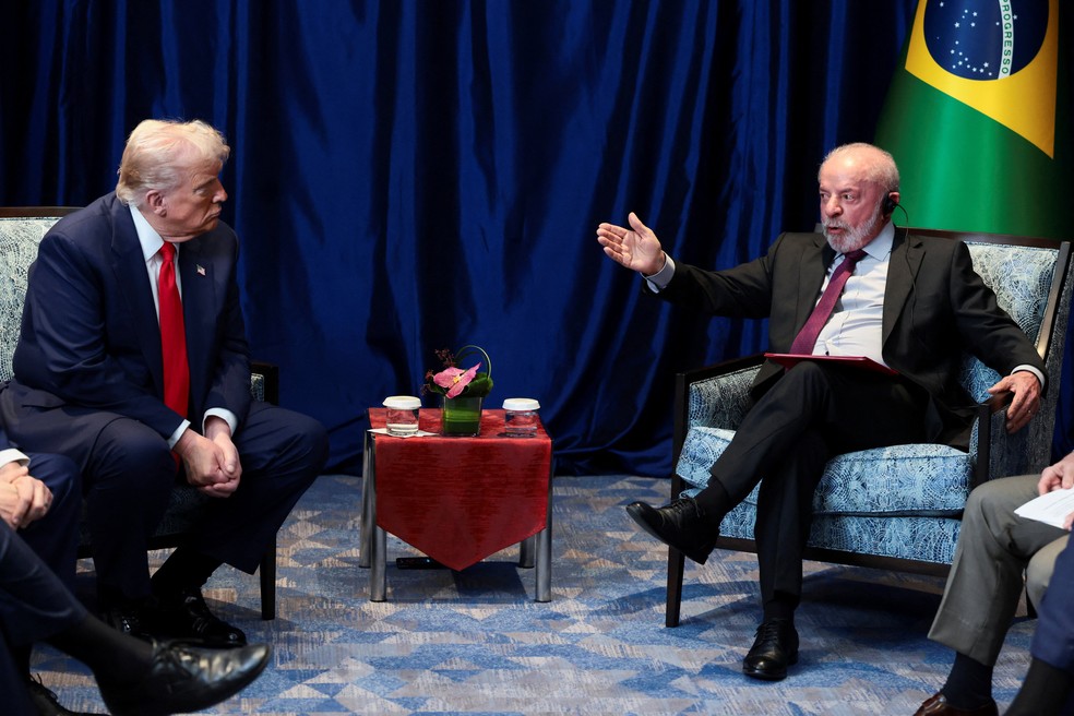 Os presidentes dos Estados Unidos, Donald Trump, e do Brasil, Luiz Inácio Lula da Silva (PT), falam a jornalistas antes de reunião em Kuala Lumpur. — Foto: Evelyn Hockstein/Reuters