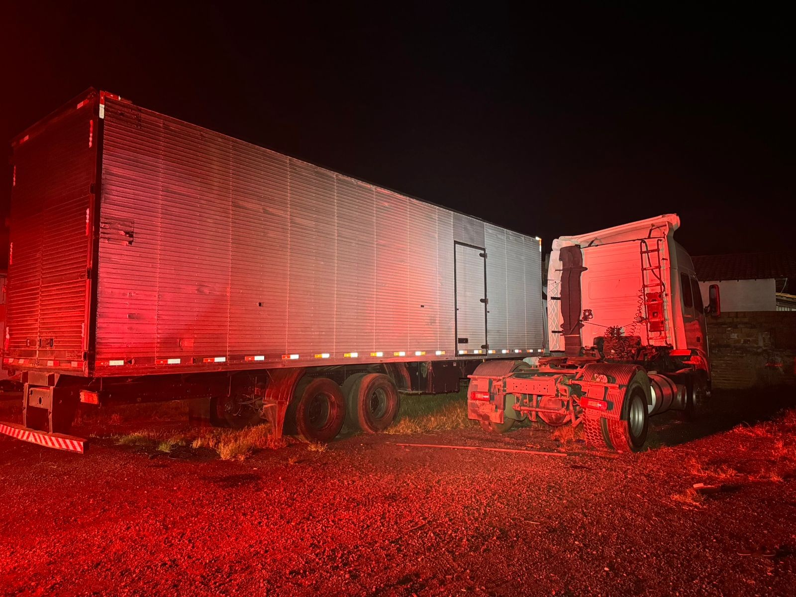 Polícia encontra desmanche de caminhões e depósito de cargas roubadas em Teresina; cinco pessoas são presas