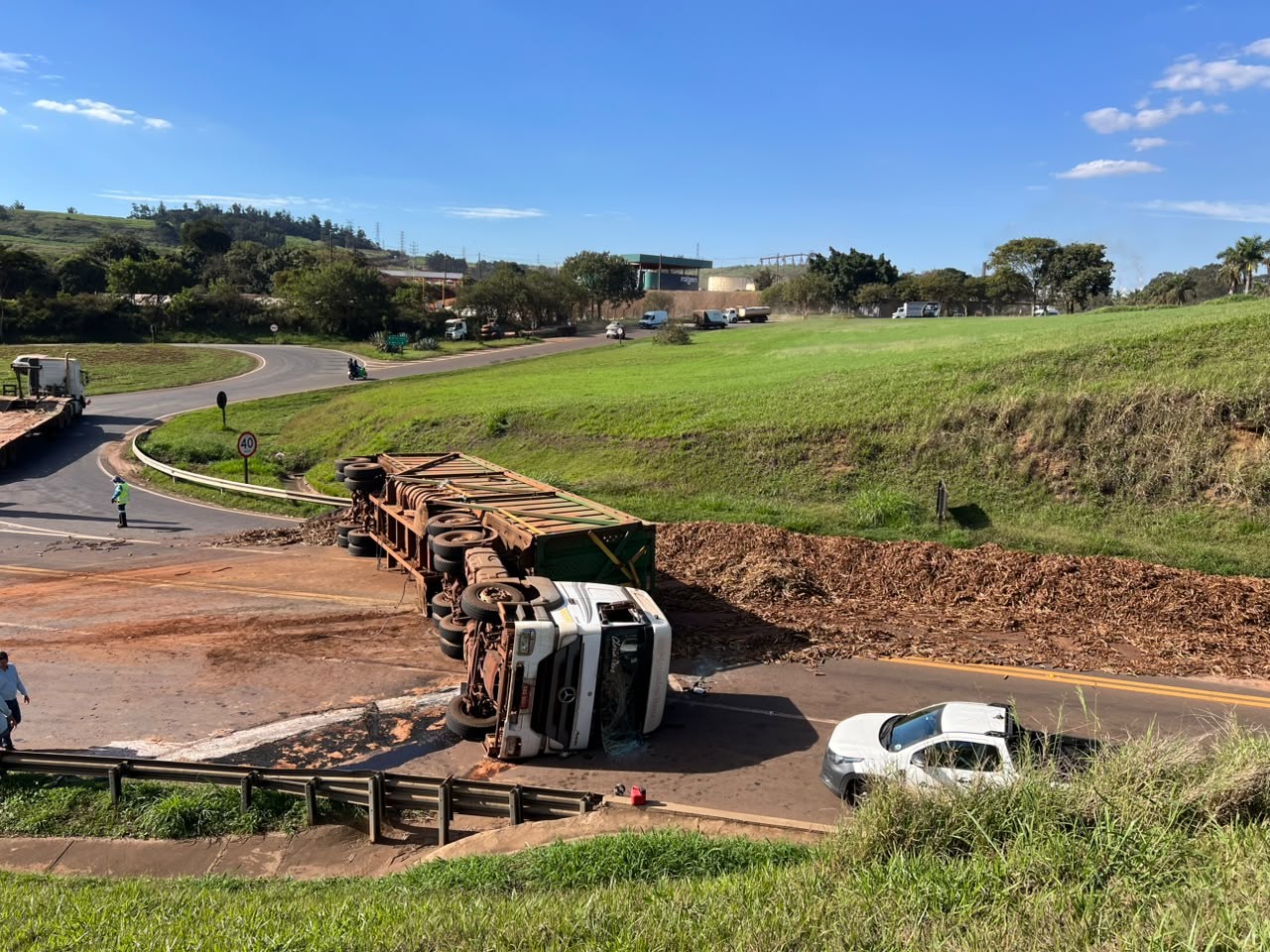 Caminhão carregado com cana tomba e bloqueia pista na SP-255 em Barra Bonita