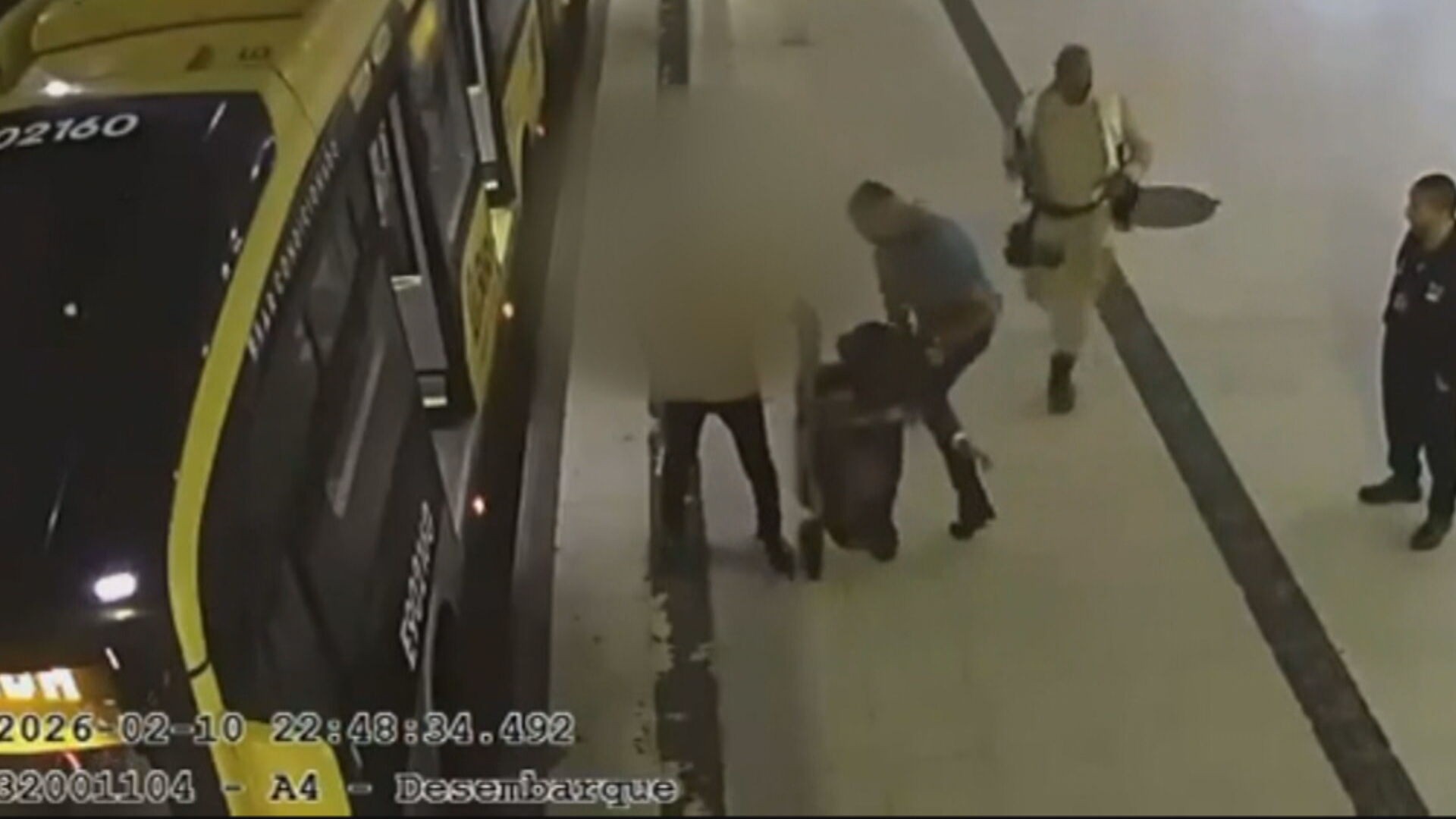 Homem é preso por arremessar extintor de incêndio em motorista de BRT no Rio