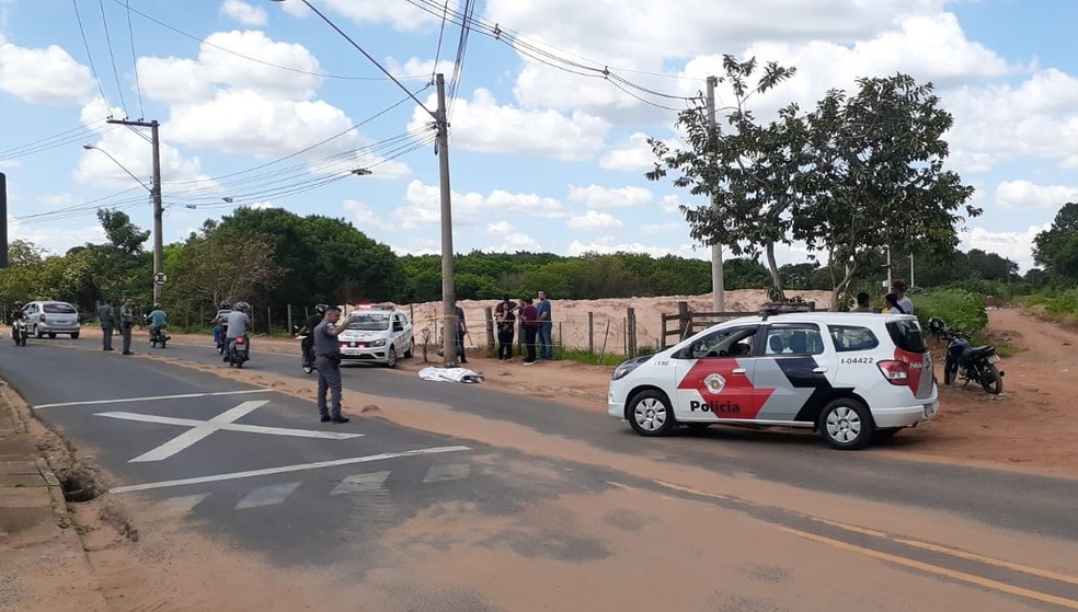 G1 - Motociclista e garupa morrem em acidente entre carro e moto