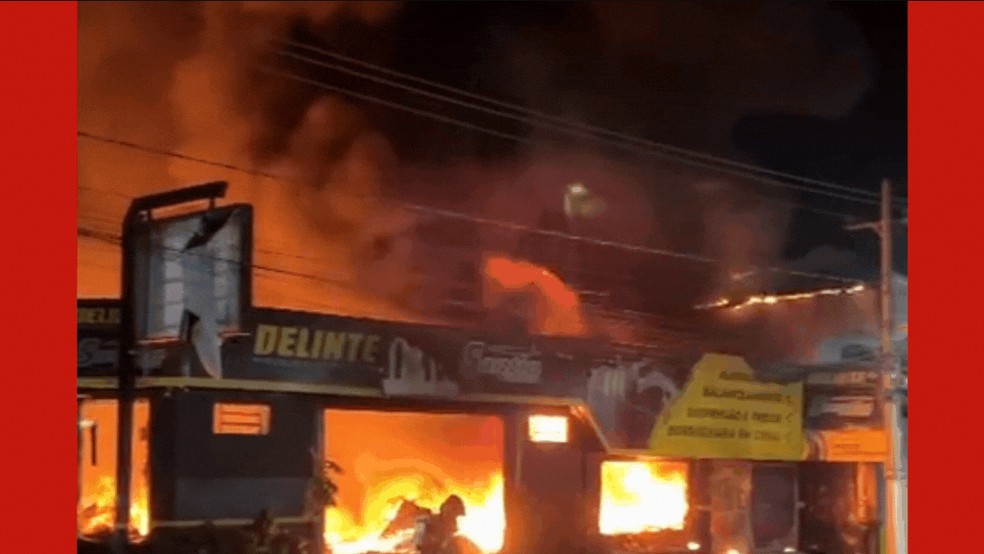 Incêndio destrói loja de pneus em Rondonópolis (MT) — Foto: Stella Mello