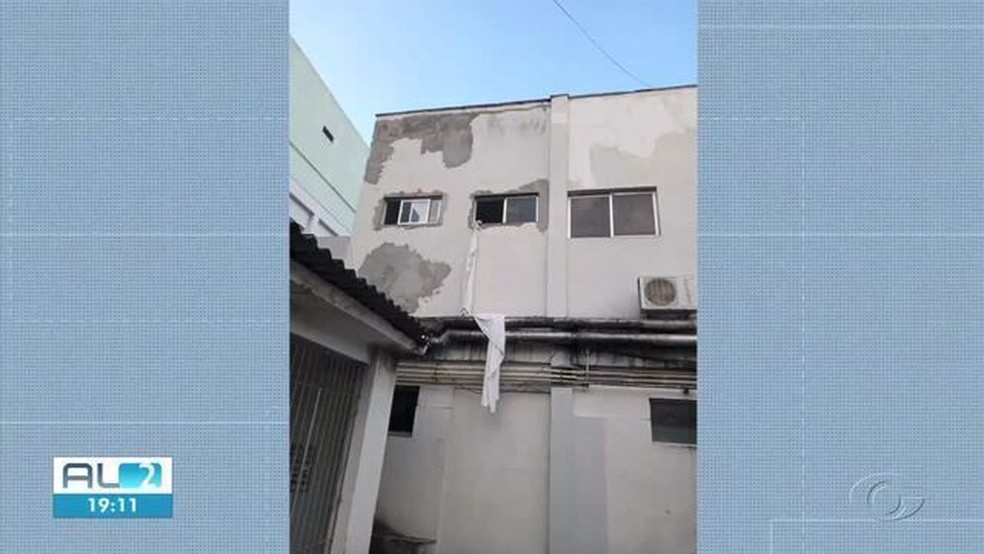 Corda de lençóis feita por preso para fugir pela janela de banheiro do HGE, em Maceió — Foto: Reprodução/TV Gazeta