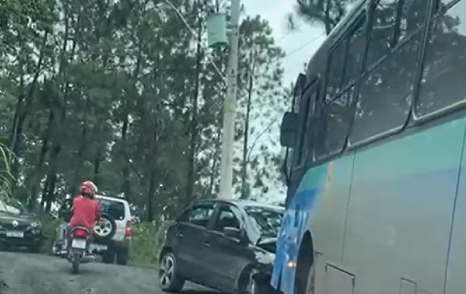 VÍDEO: Carro na contramão bate de frente com ônibus do transporte coletivo em Piracicaba 