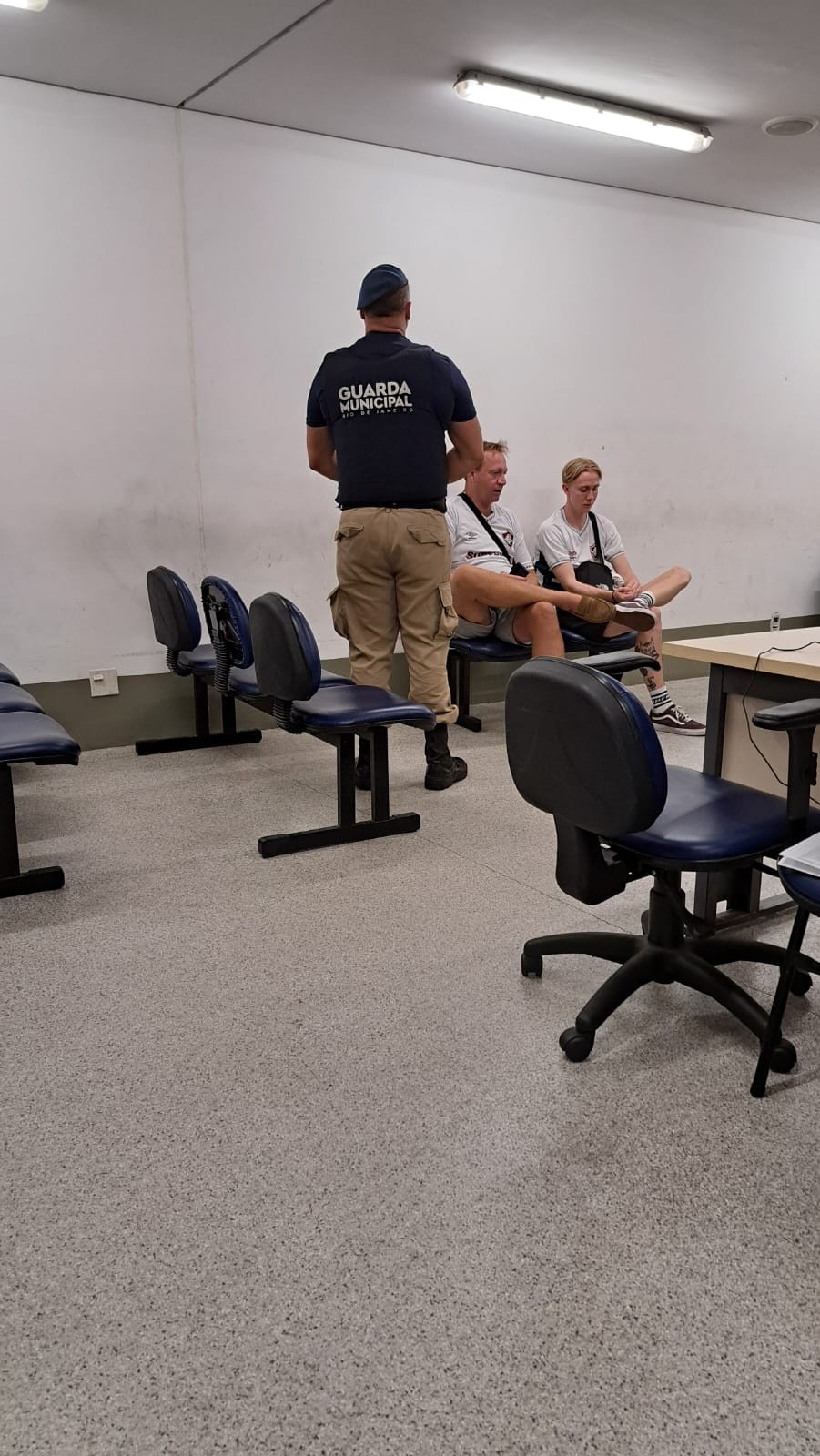 Guardas prendem ambulante que cobrou R$ 2,4 mil por latas de cerveja de turistas no Maracanã