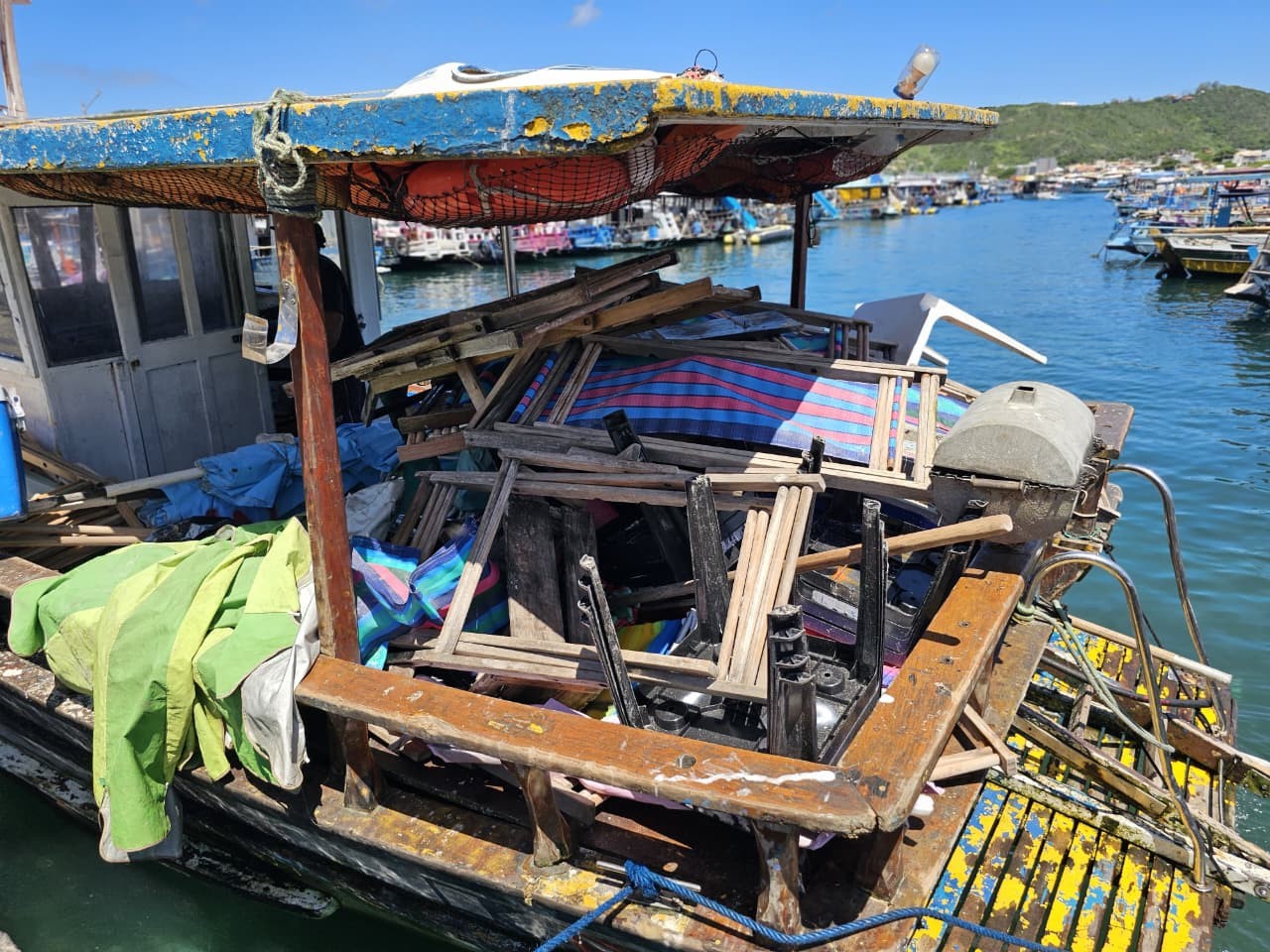 Fiscalização retira quase quatro toneladas de materiais irregulares da Praia do Forno, em Arraial do Cabo