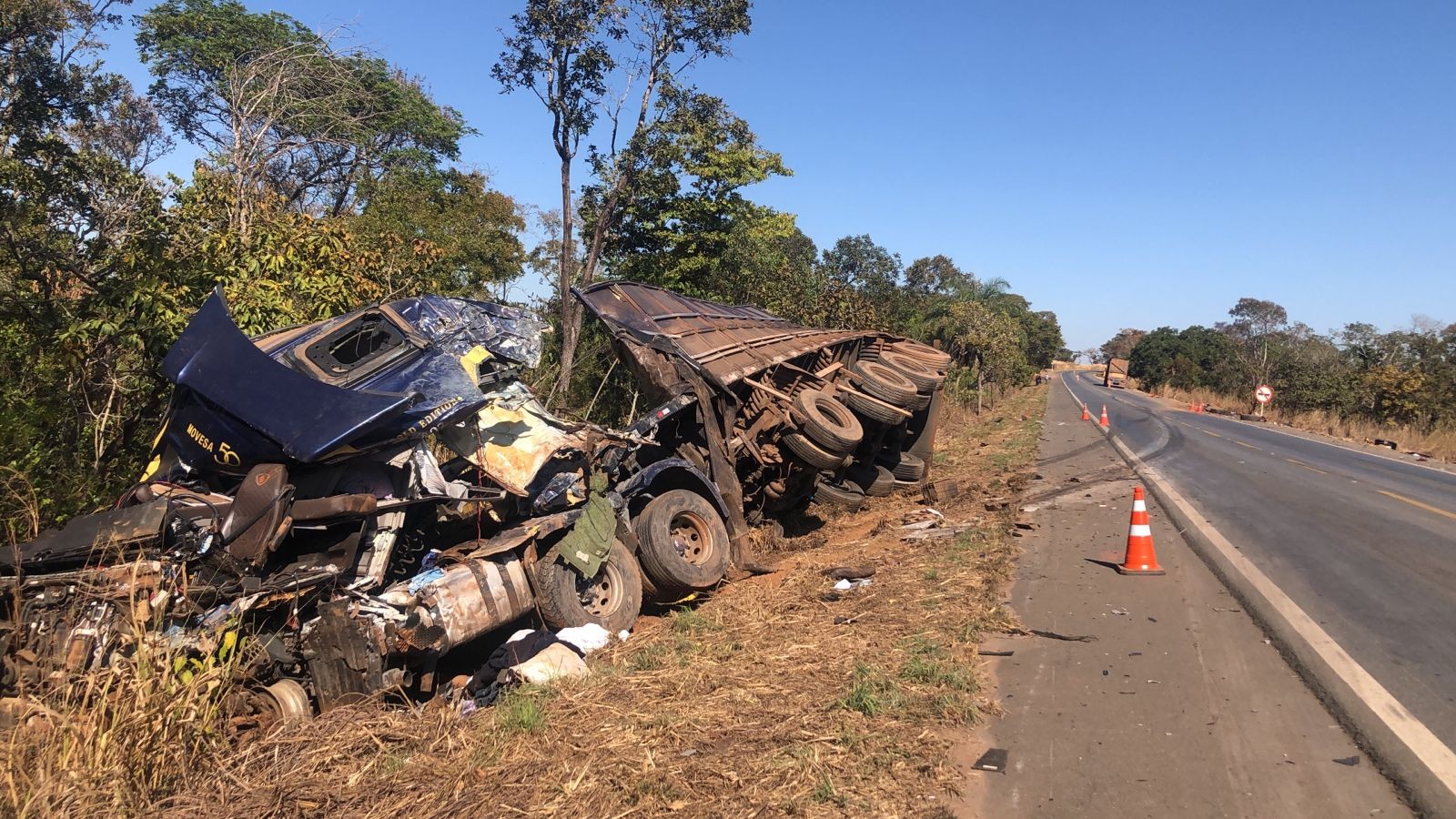 Motorista é arremessado de carreta e morre em acidente na BR-365 em MG 