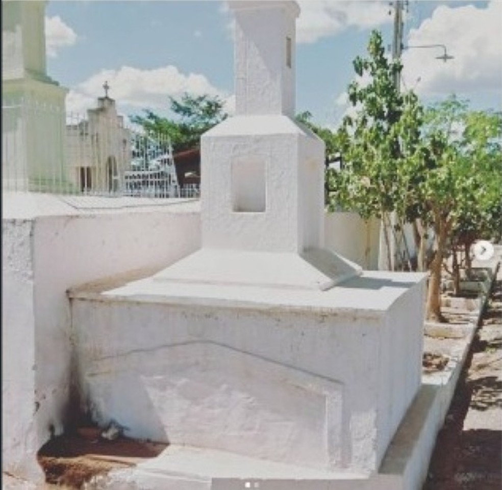Túmulo construído em calçada de cemitério de Picos, Sul do Piauí — Foto: Foto: Reprodução/Instagram