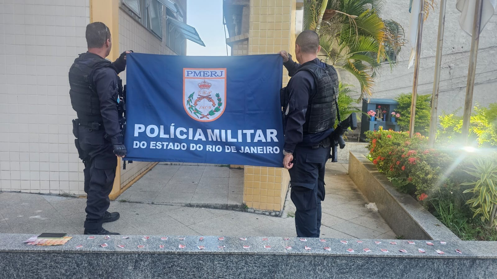 Jovem é preso e adolescente apreendido por tráfico de drogas em Três Rios