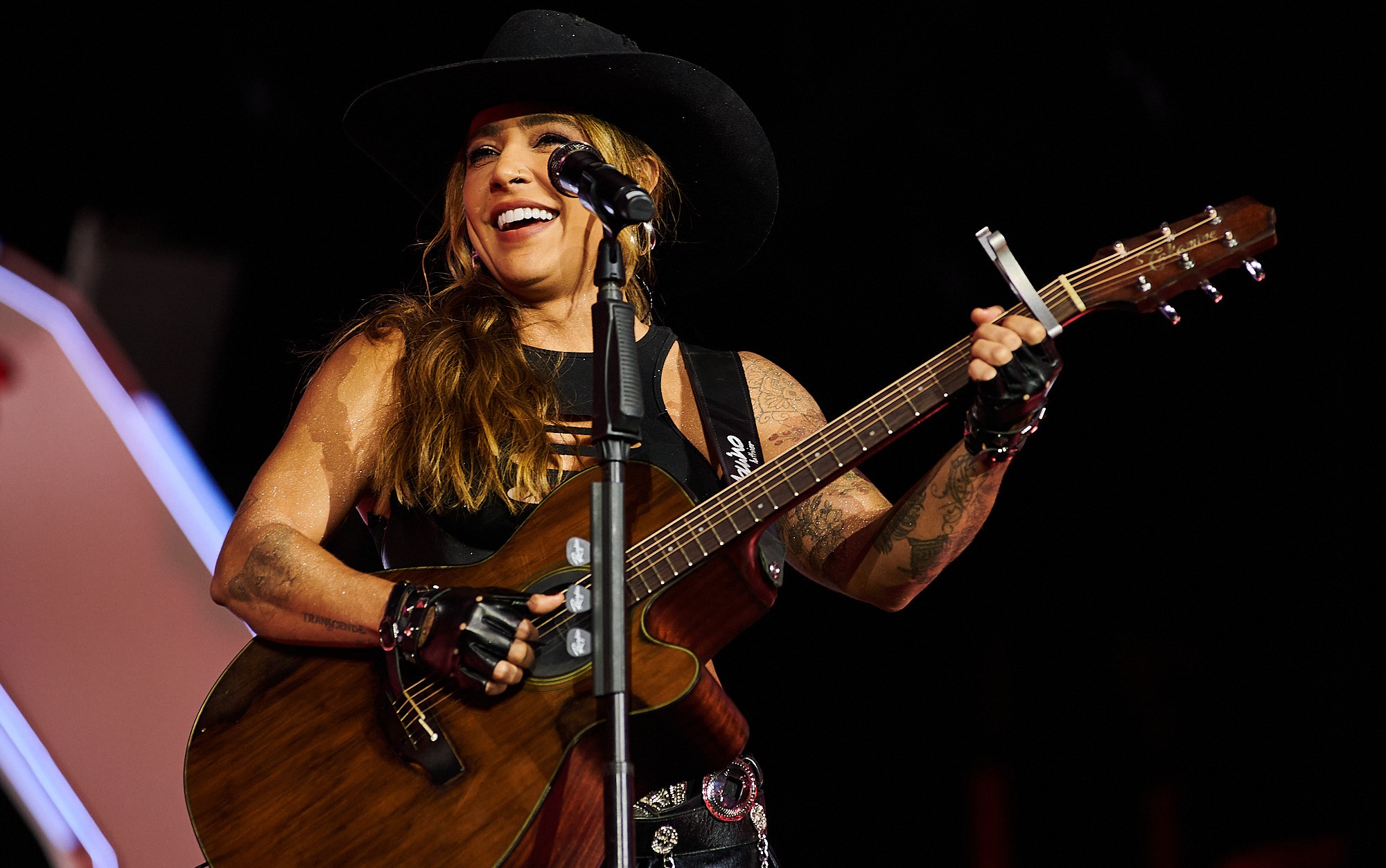 Lauana Prado leva projeto 'Raiz' à arena de Barretos, une filho de Zé Rico e Milionário no palco, e faz ode à todas gerações do sertanejo