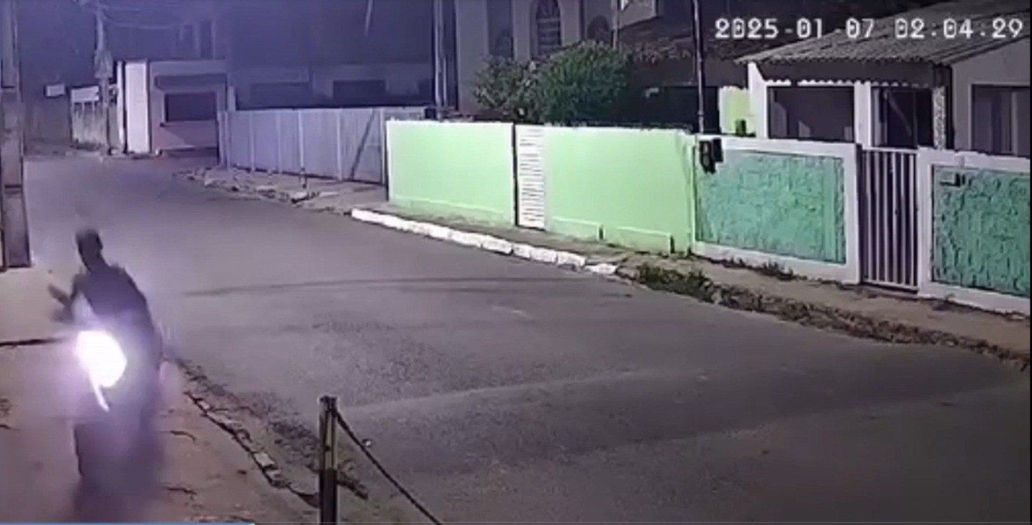 Homem morre após perder controle de moto sozinho e bater em poste em alta velocidade; VÍDEO