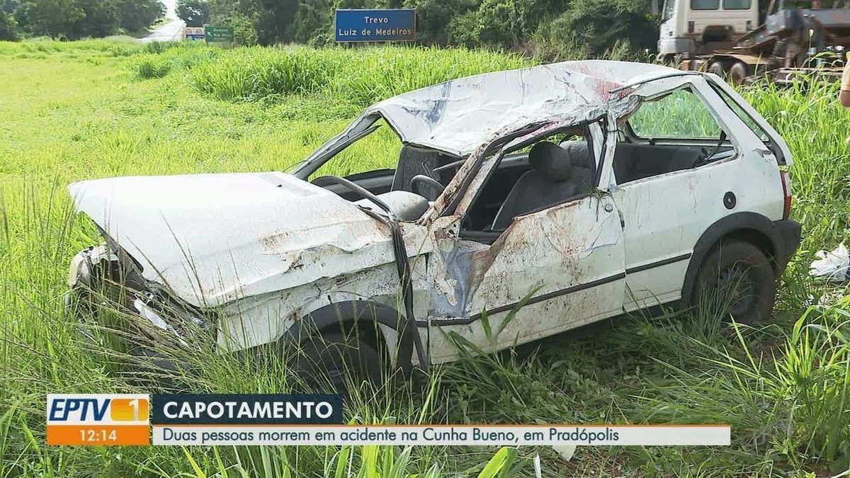 Caminhão perde o controle e tomba em rodovia de Pradópolis