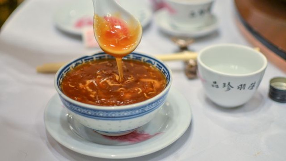 A sopa de barbatana de tubarão é considerada uma iguaria em países asiáticos como a China e vista como símbolo de riqueza, prestígio e status social — Foto: Getty Images via BBC