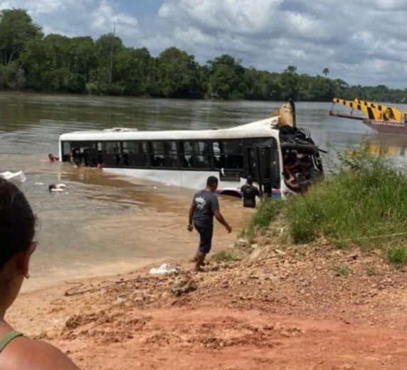 Ônibus cai de balsa dentro do rio Moju, no Pará