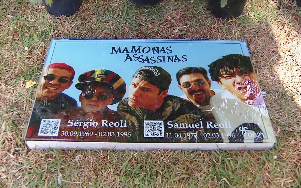 Nova lápide homenageia a banda Mamonas Assassinas, morta há 20 anos em um acidente aéreo — Foto: Reprodução/TV Globo