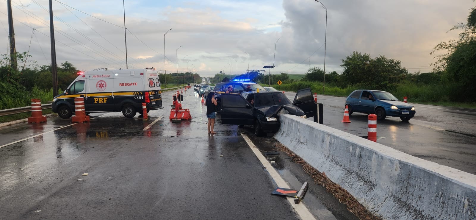 Carro colide em canteiro central da BR-101 e acidente deixa uma pessoa morta, em Santa Rita