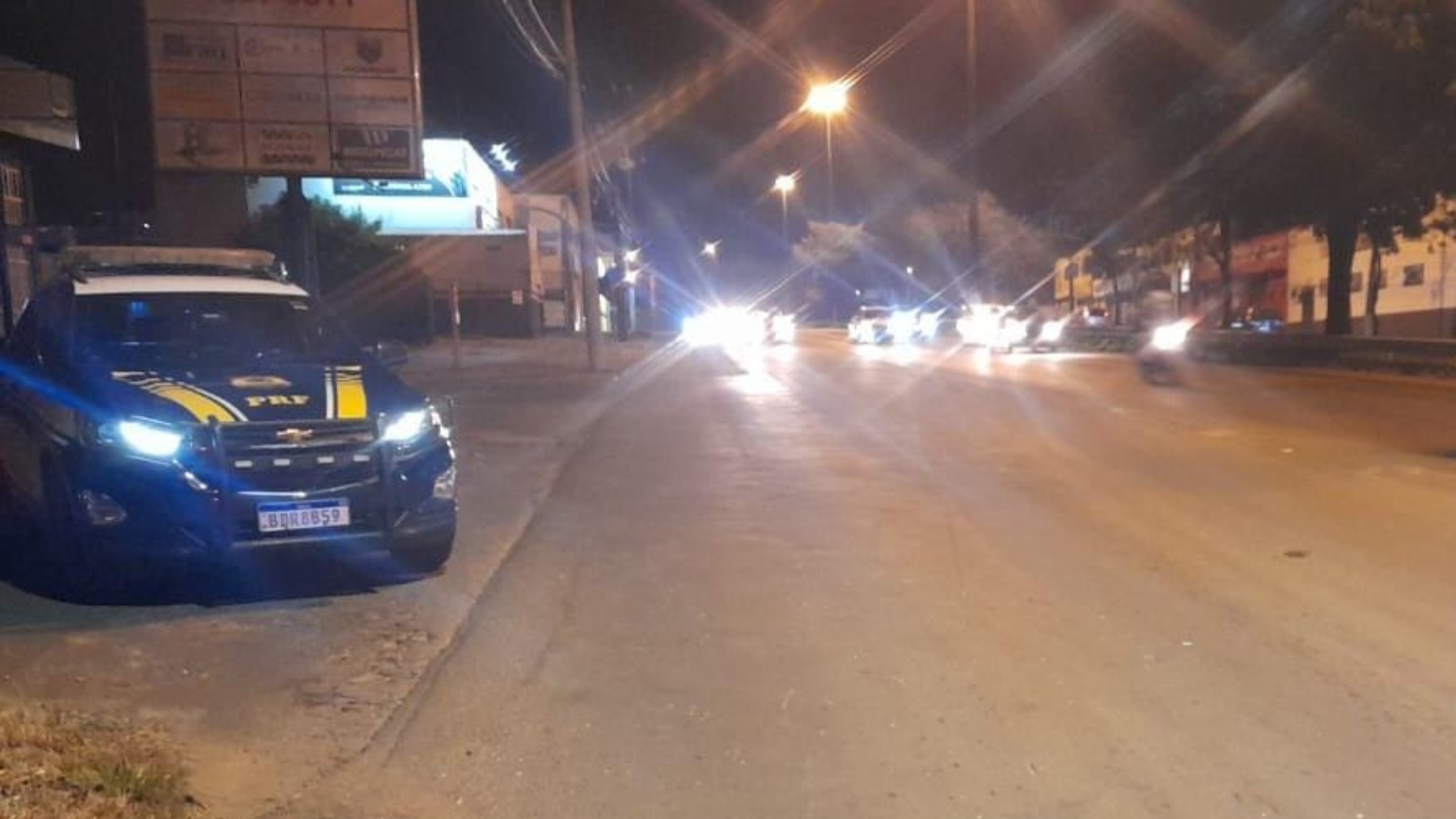 BR-373: motorista de carro é preso após ferir motociclista em acidente e tentar fugir do local, mas ser contido pela população