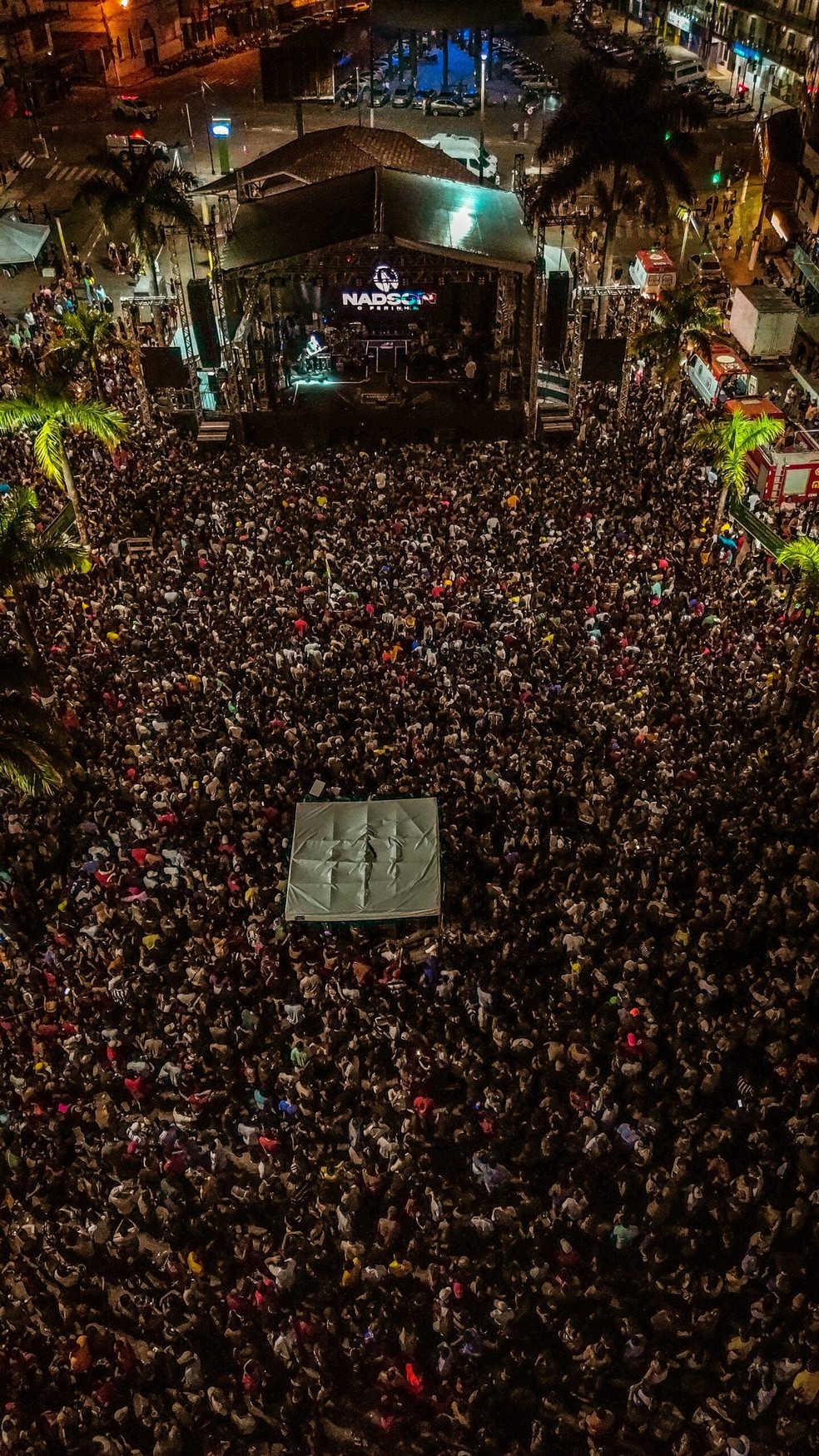 Apresentação do cantor reuniu cerca de 50 mil pessoas em Cruzeiro do Sul na Festa do Trabalhador — Foto: Diego Silva/Secom