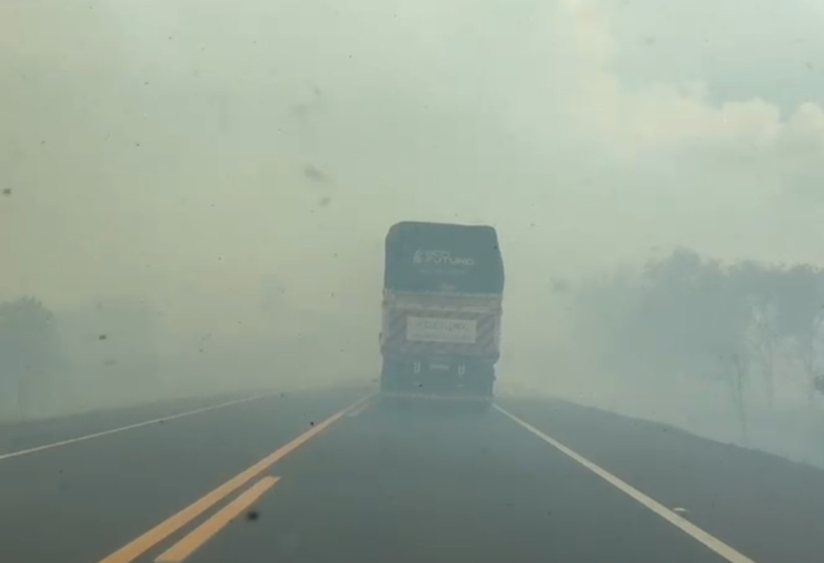 Incêndio deixa pista com baixa visibilidade e interdita trecho da BR-163; bombeiros fazem alerta aos motoristas