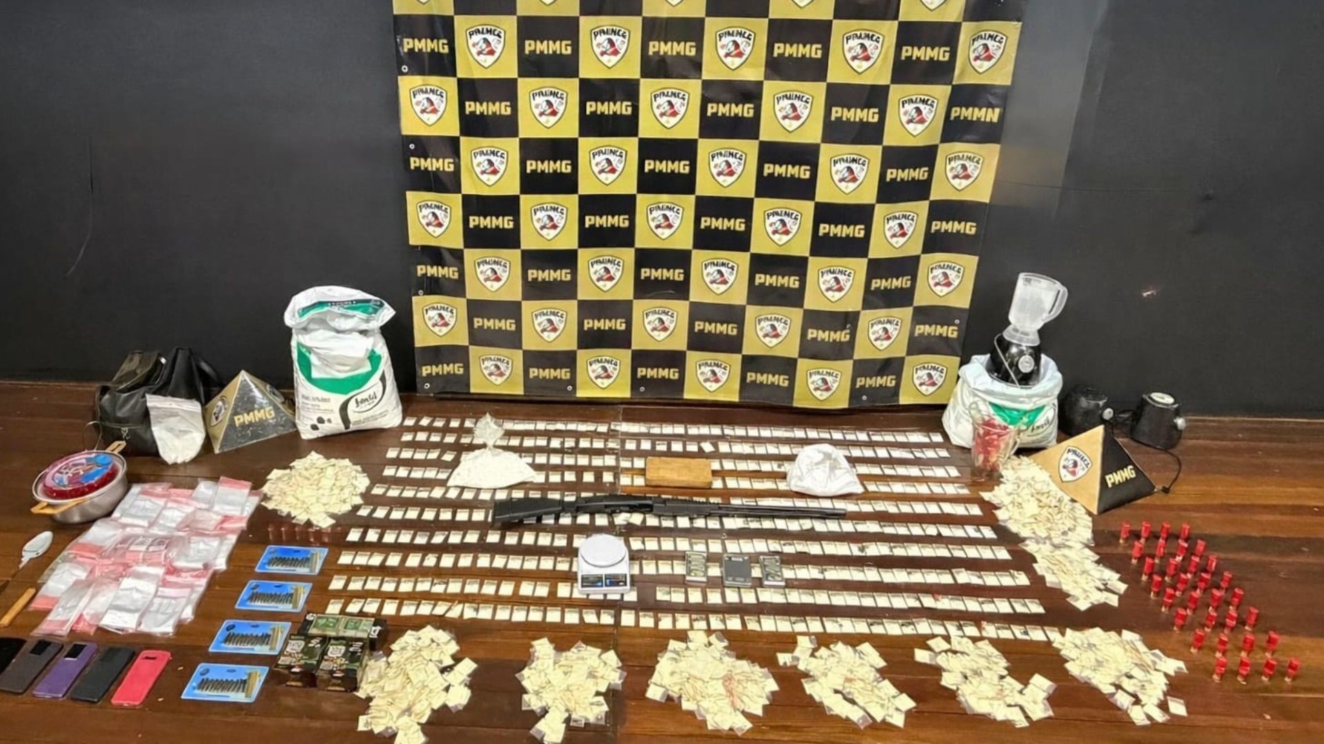 Denúncia leva polícia a laboratório de droga com mais de mil porções de cocaína e rifle em MG