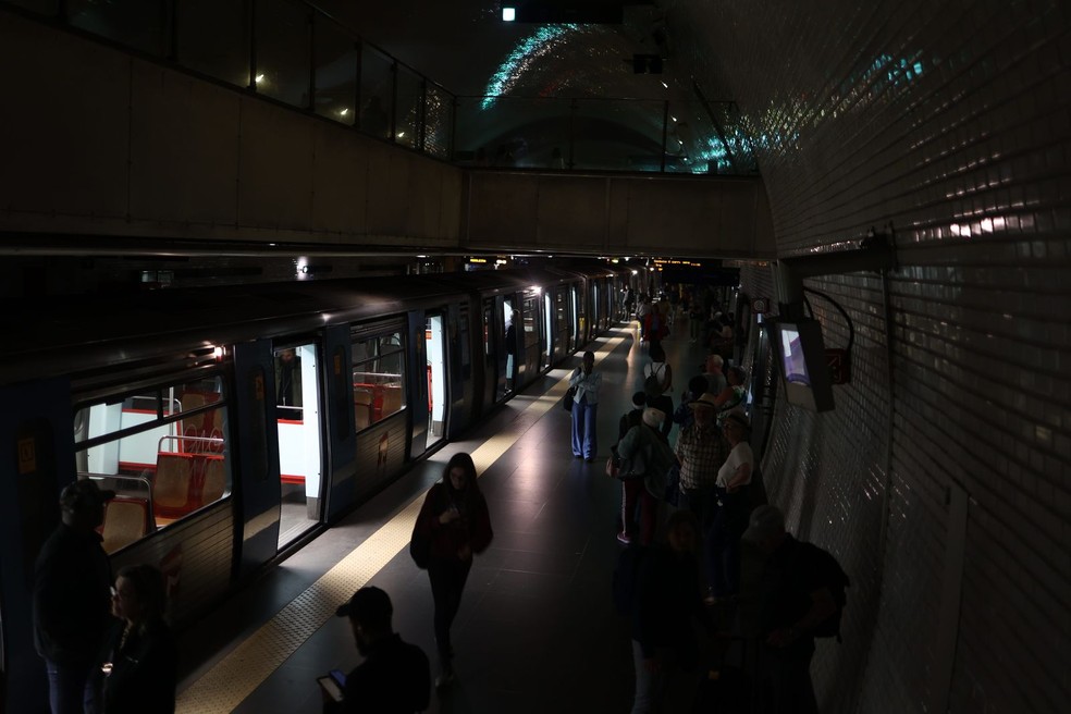 Apagão em estação de metrô em Lisboa nesta segunda-feira (28) — Foto: Anderson Coelho/ Divulgação