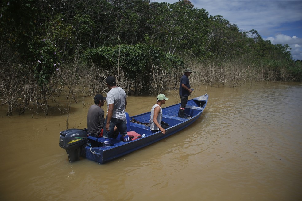 Indígenas navegam pelo rio Itaquaí em busca do jornalista inglês Dom Phillips e do indigenista Bruno Pereira, em junho de 2022. — Foto: AP Photo/Edmar Barros