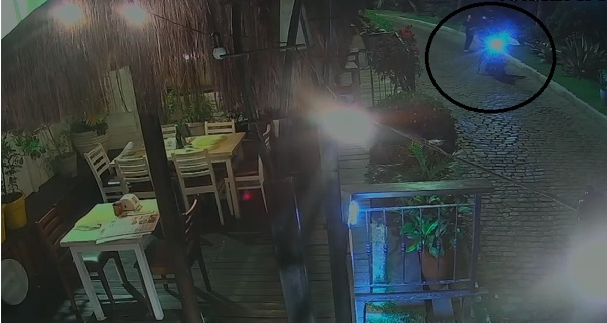 Mulher reage a assalto e tenta impedir fuga de criminosos na Orla Bardot, em Búzios; VÍDEO
