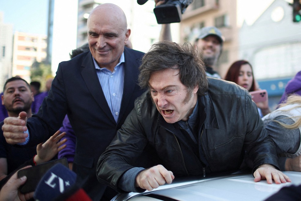 O presidente da Argentina, Javier Milei, em carreata na região de Buenos Aires, em 27 de agosto de 2025 — Foto: REUTERS/Agustin Marcarian