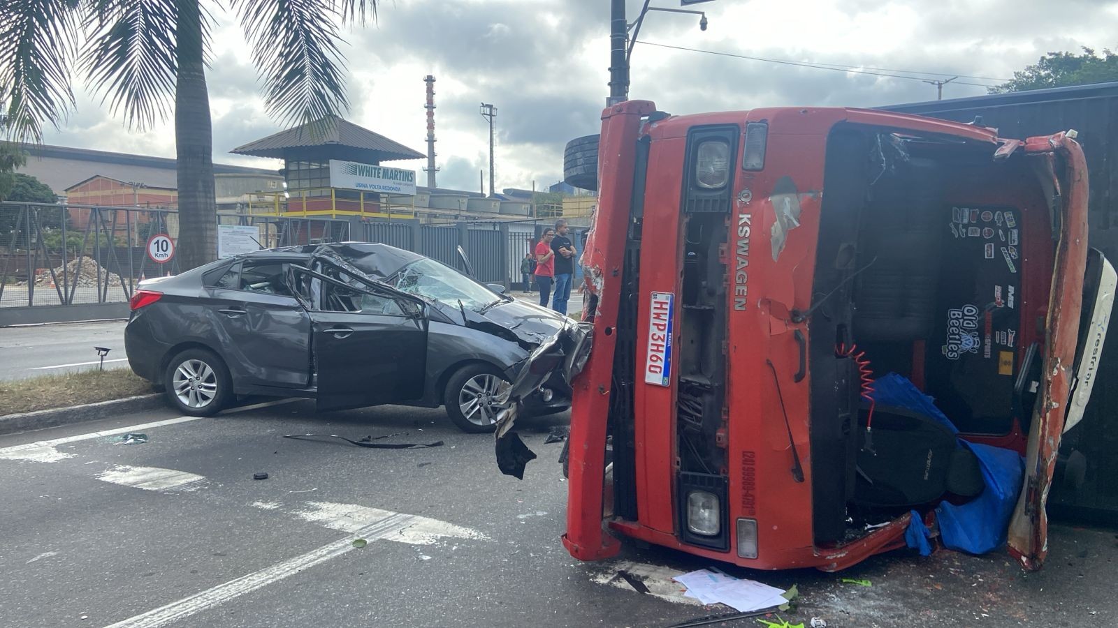 VÍDEO: Caminhão atinge sete carros e deixa cinco feridos em Volta Redonda