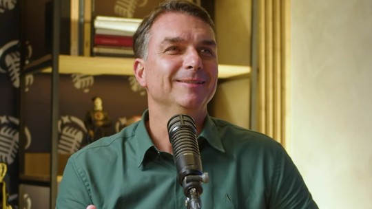 'Espécie de facada essa fake news em mim', diz Flávio em podcast católico