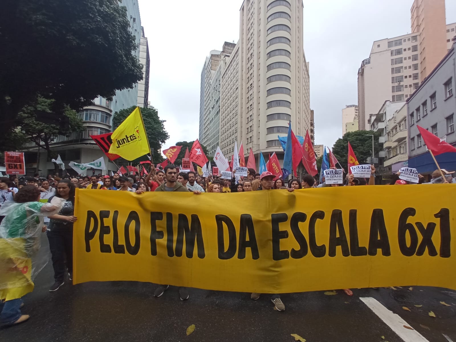 Quaest: 72% apoiam o fim da escala 6x1; 81% defendem ônibus gratuito; 55% são a favor de aumentar imposto de bancos, bilionários e bets