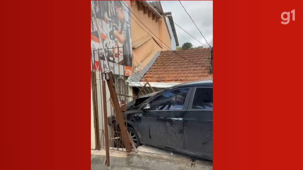 Motorista perde controle do carro, invade garagem de casa e fica ferido em Bragança Paulista