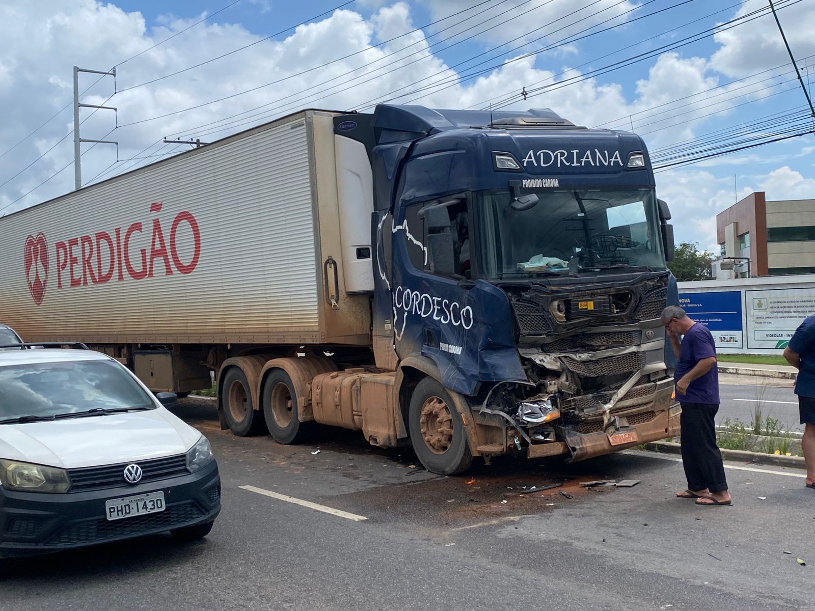 Engavetamento envolvendo dois caminhões e três carros causa lentidão na Av Torquato Tapajós, em Manaus