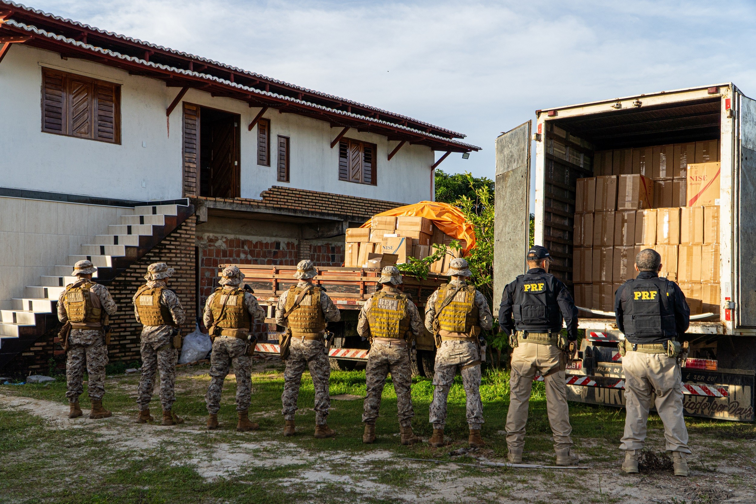 Operação apreende 1,4 milhão de cigarros clandestinos em 'bunker' e imóvel no Ceará