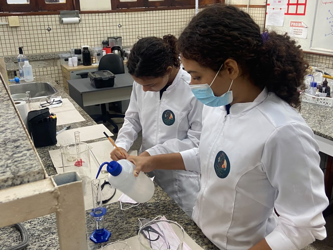 Alunas do ensino médio produzem biocosméticos com elementos da Amazônia e saberes Wajãpi no AP