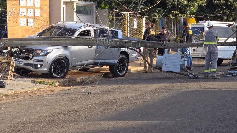 Caminhonete derrubou poste de energia e interrompeu o fornecimento na região — Foto: Divulgação
