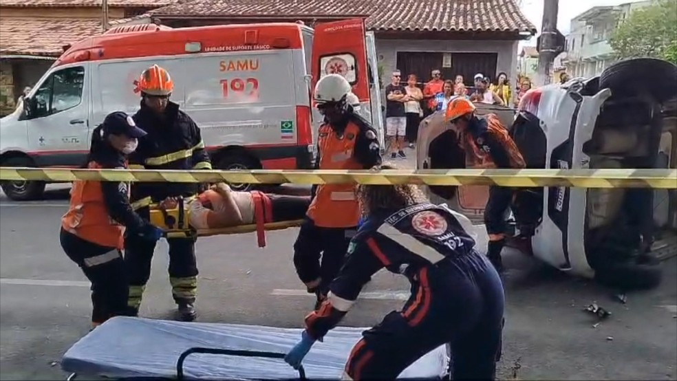 Aluna ficou presa dentro do veículo e sofreu ferimentos no braço — Foto: Reprodução TV Gazeta
