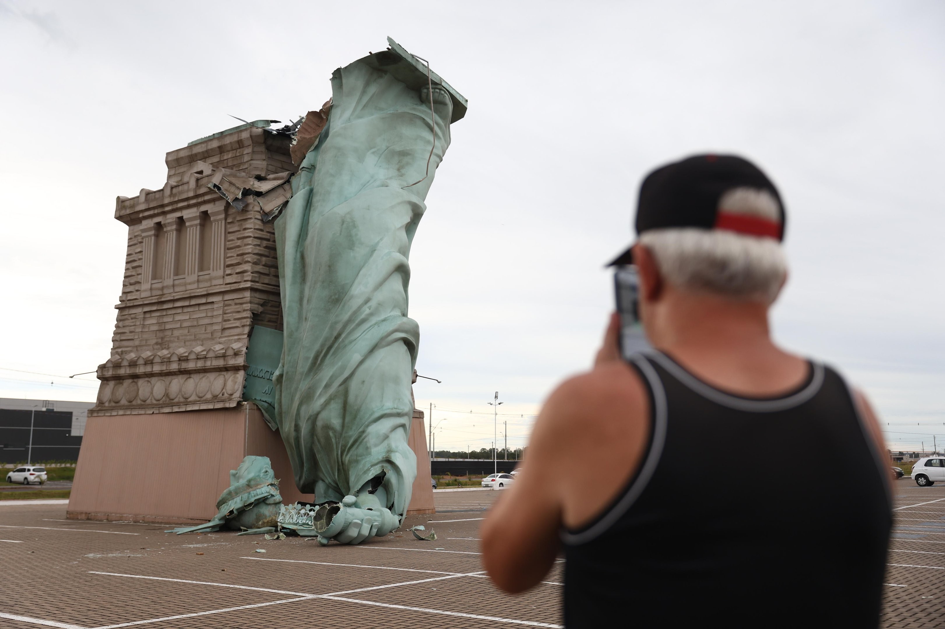 Estátua da Havan que desabou durante temporal no RS custa R$ 1 milhão, pesa 3 toneladas e tem 24 metros 